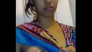 インドのひよこ-彼女のおっぱいを搾乳